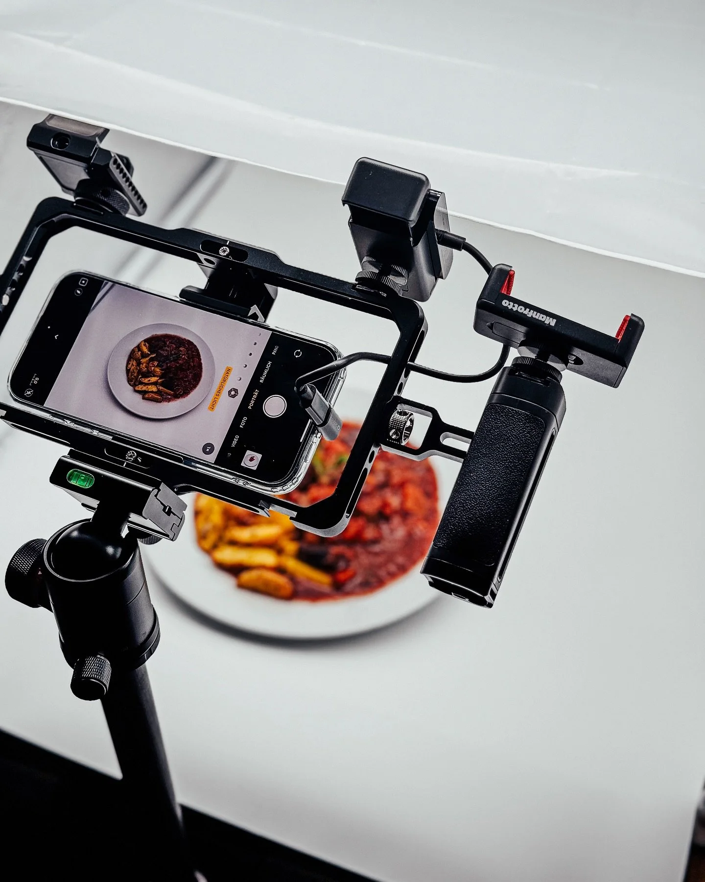 📣 Mela vie: Mehr als nur Food! 🎥  Seit 2 Jahren entwickeln wir uns immer mehr auch zum Medienunternehmen! ✨  Unsere Web-Social-Auftritte und Content werden direkt bei uns in House produziert – mit viel Kreativität, Leidenschaft und Liebe