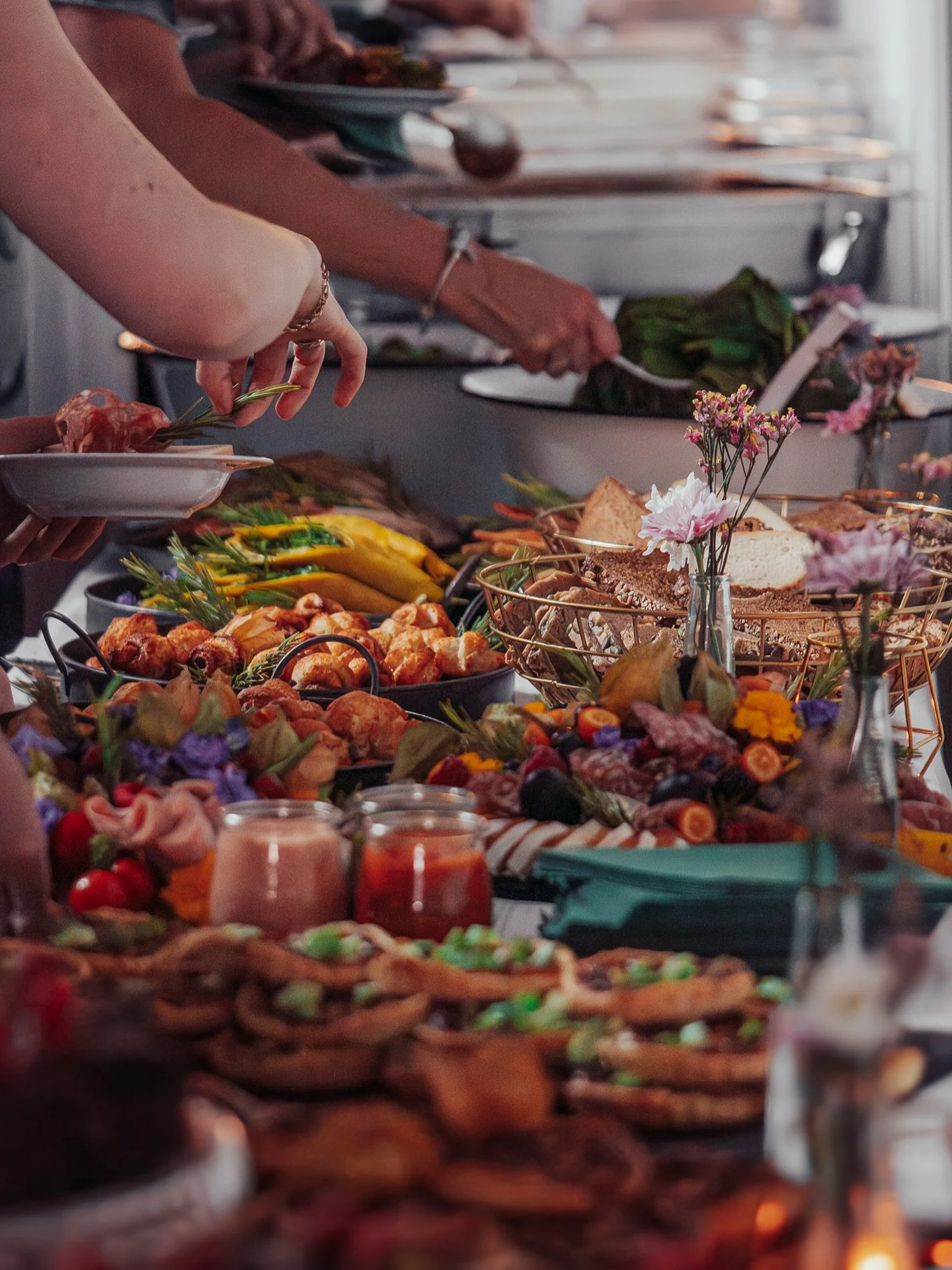 🎉 Zu früh? Niemals! Der beste Moment, um eure Feier zu planen, ist jetzt – damit ihr am Ende des Jahres ganz entspannt genießen könnt. 🎄✨  Ob mit der Familie oder dem ganzen Team: Sichert euch schon jetzt euren Platz, um gemei